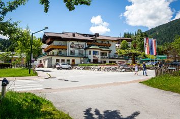 Das beliebte Familienhotel in Flachau von außen ausgesehen