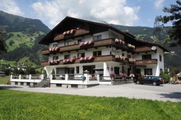 Unser Bauernhof im Zillertal ist bei Familien das ganze Jahr über beliebt