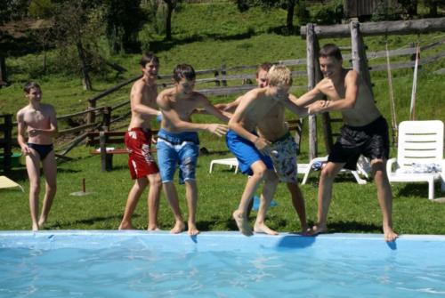 Glückliche Kinder am Pool