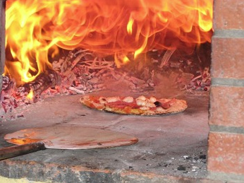 Selbstgemachte Steinofenpizza vom Hof