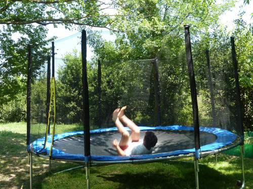 Das Trampolin im Garten ist bei Kindern sehr beliebt