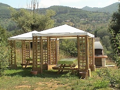 Gemütliche Gartenpavillons im großen Garten