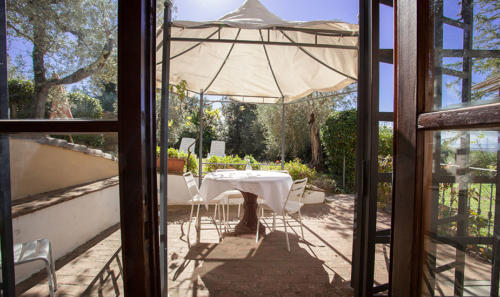 Private Terrasse und Garten direkt vor der Wohnung