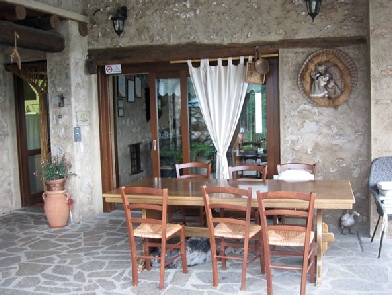 Gemütlich draußen sitzen auf dem Agriturismo 