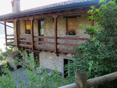 Rustikale Zimmer mit Balkon
