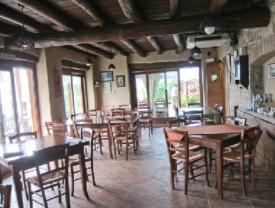 Im kleinen Hofrestaurant werden Köstlichkeiten aus der Region serviert