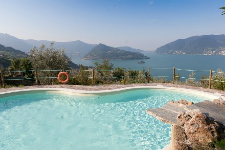 Beim Schwimmen im Pool geniessen Sie einen herrlichen Blick auf den Iseosee