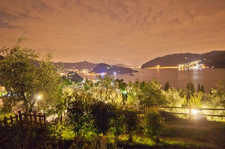 Nachts ist der Iseosee besonders schön beleuchtet