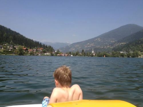 Gemeinsame Tretbootfahrt mit der Familie auf dem Brennsee in Kärnten