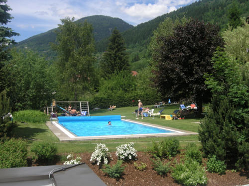 Der Pool des All Inclusive Hotels Kärnten, liegt inmitten des schönen, grünen Gartens