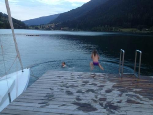 Am Abend noch einmal im Feldsee in Kärnten schwimmen gehen, macht besonders Kindern viel Spaß