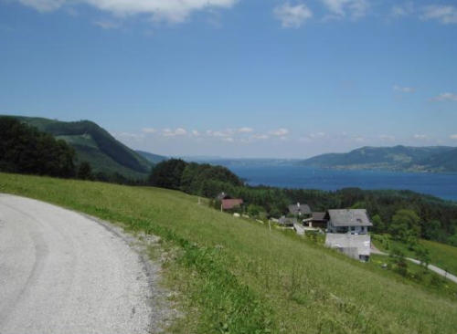 Kleine Bergstraße vor dem Bauernhof mit Seeblick