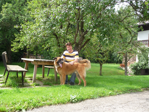 Schöner Garten zum Sitzen und Spielen