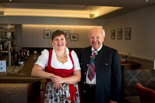 Bestens umsorgt werden die Gäste unseres Hotels in Flachau von der Seniorchefin und ihrem Vater