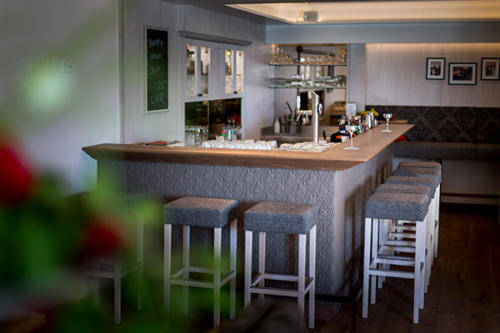 An der schicken Hotelbar des Familienhotels Flachau kommen die Gäste gern ins Gespräch