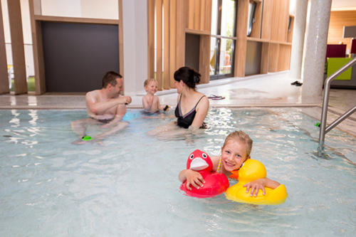 Im Schwimmbad unseres Familienhotels Flachau hat die ganze Familie Spaß
