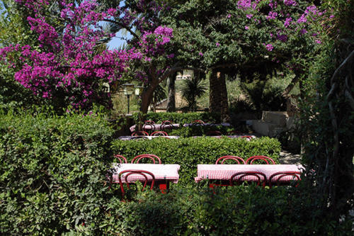 Gut essen und trinken im grünen Garten unseres Familienhotels Mallorca