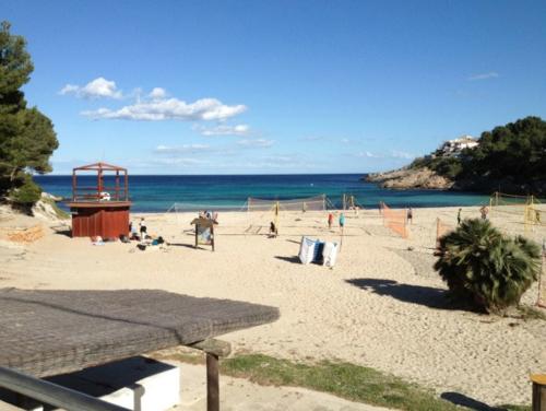 Die Bucht von Font de sa Cala auf Mallorca bietet herrlich feinen Sand und ist ideal für kleine Kinder