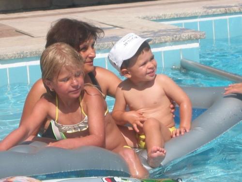 Im Pool unseres Familienhotels am Gardasee ist im Sommer immer etwas los