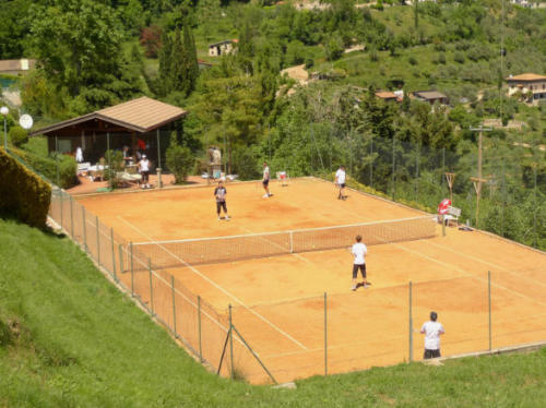 Auf den Aschesandplätzen unseres Familienhotels in Tremosine ist Tennistraining unter perfekten Bedingungen möglich