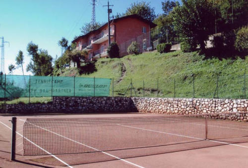 Beim Tennismatch den Blick auf den schönen Gardasee schweifen lassen