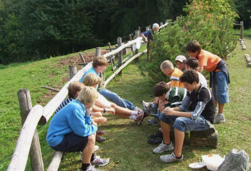 Eine Wanderung mit der ganzen Familie und Freunden während des Urlaubs am Gardasee