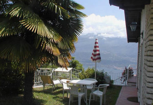 Terrasse mit Seeblick in unserem Familienhotel in Tremosine