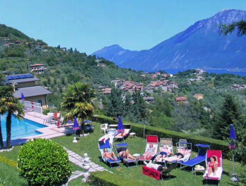 Der gepflegte Garten mit Pool unseres Familienhotels Tremosine am Gardasee