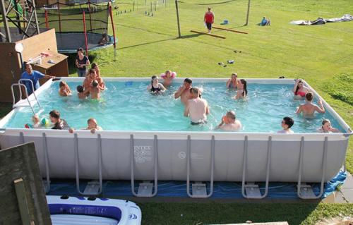 Herrliche Erfrischung im Pool im Zillertal in Tirol