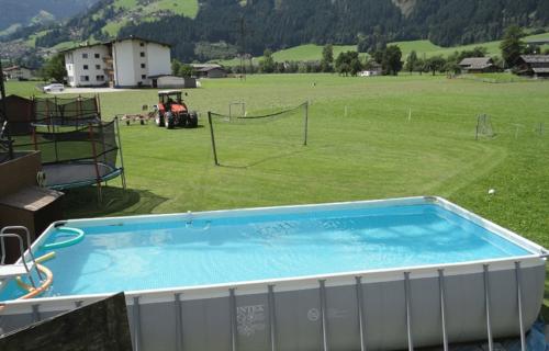 Besonders beliebt ist der schöne Pool im Garten unseres Bauernhofs in Tirol.