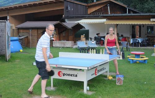 Tischtennis auf dem Bauernhof, nicht nur für die Kinder