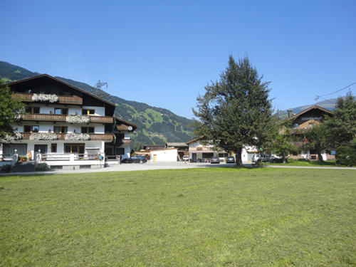 Von unserem beliebten Bauernhof im Zillertal können Sie ein Erlebnisbad, Abenteuerspielplatz und vieles mehr sogar zu Fuß entdecken