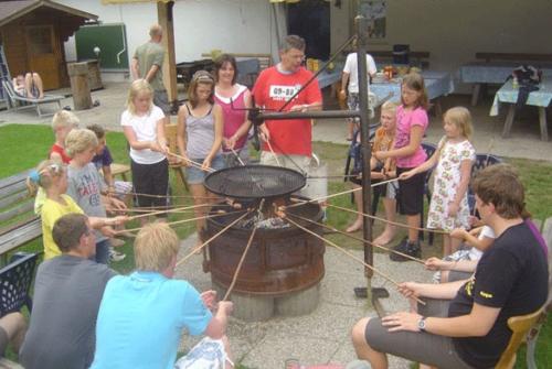 Vor allem die Kinder lieben es, sich am Feuer zum Stockbrotbacken zu versammeln