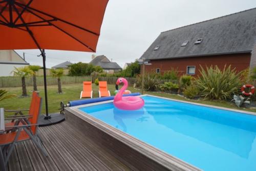 Privater Pool im Garten des Ferienhauses Bretagne
