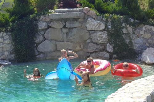 An heißen Sommertagen direkt auf dem Hof planschen
